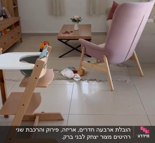כיסא תינוק מעץ עם מגש לבן על רצפה